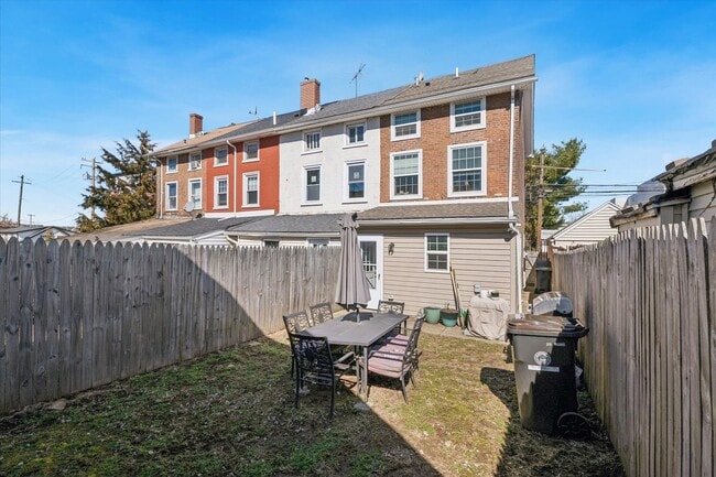 Building Photo - Beautifully Renovated End-Unit Townhome in the Heart of Phoenixville