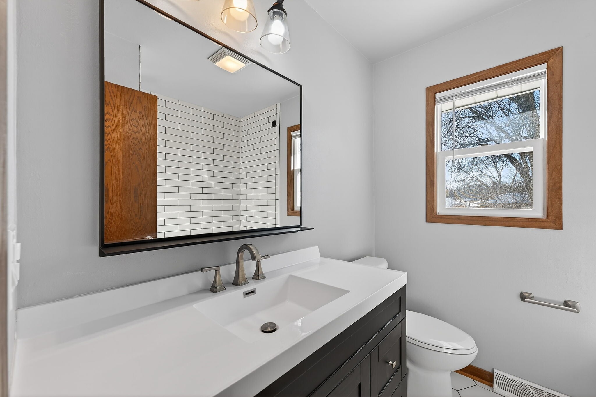 Full bath with tub/shower - 10525 W Custer Ave