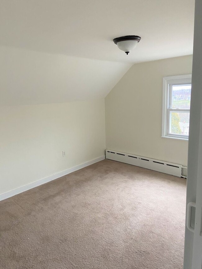Building Photo - Recently Updated 3 Bedroom Cape Cod Home in Lincoln Place.  Available August.