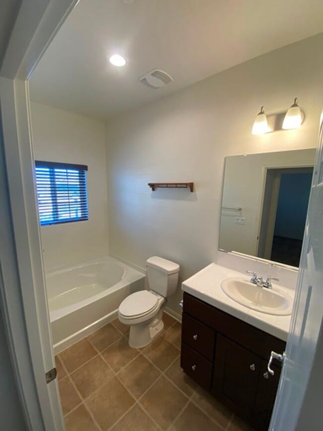 Building Photo - Like New 4 Bedroom Home in Harvest Square