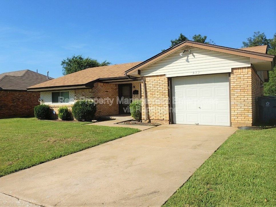 Building Photo - 633 Lotus Ave