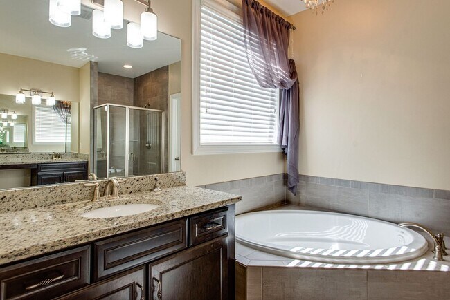 Building Photo - 9810 Glenmore Ln