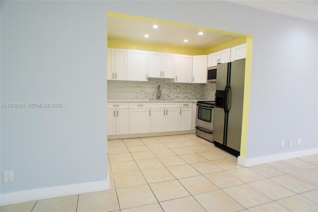 Building Photo - 12800 SW 43rd Dr