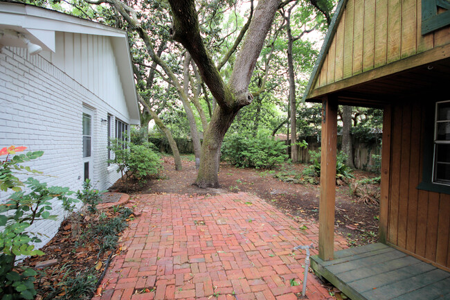 Building Photo - 596 L'Ombre Ct NE