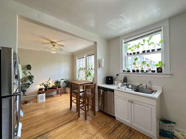 Building Photo - 918 Green Bay