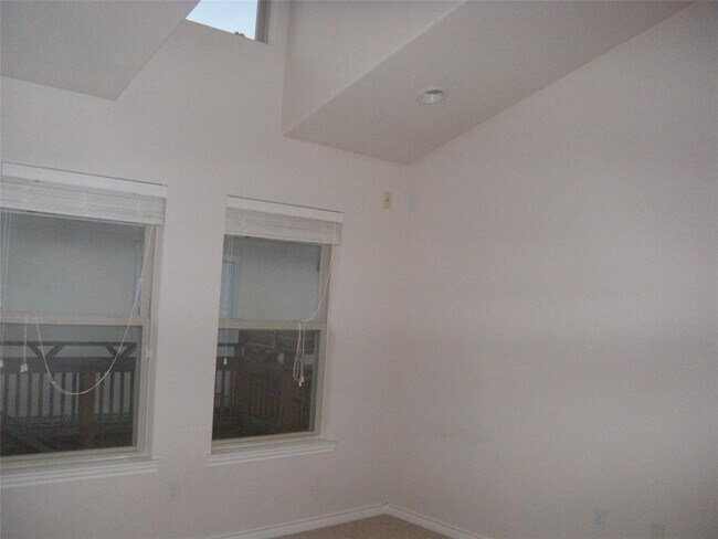 Building Photo - 305 E 31st St