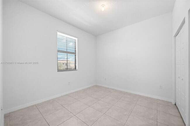 Building Photo - 830 NE 191st St