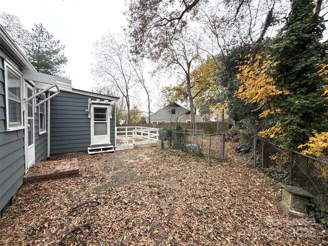 Building Photo - 1142 Mona Dr