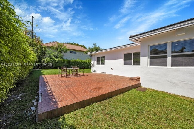 Building Photo - 1540 Sarria Ave