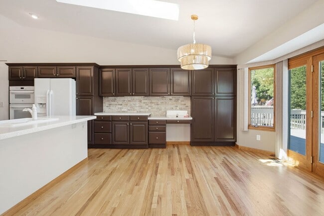 Building Photo - 4 Bedroom 3 Bathroom Duplex in Emerald Glen