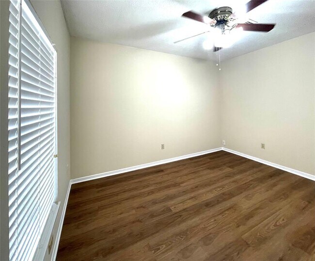 Building Photo - 15307 Pebble Lake Dr