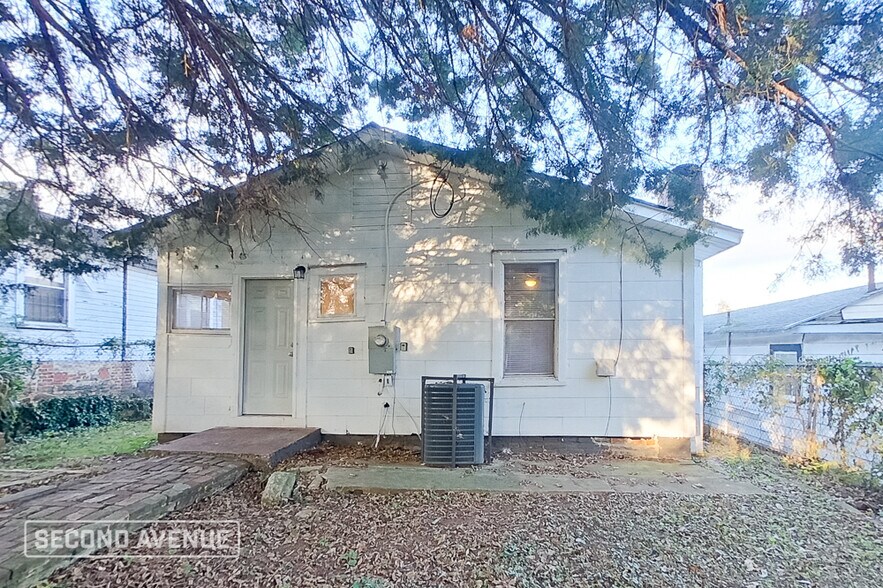 Building Photo - 1709 1st St S