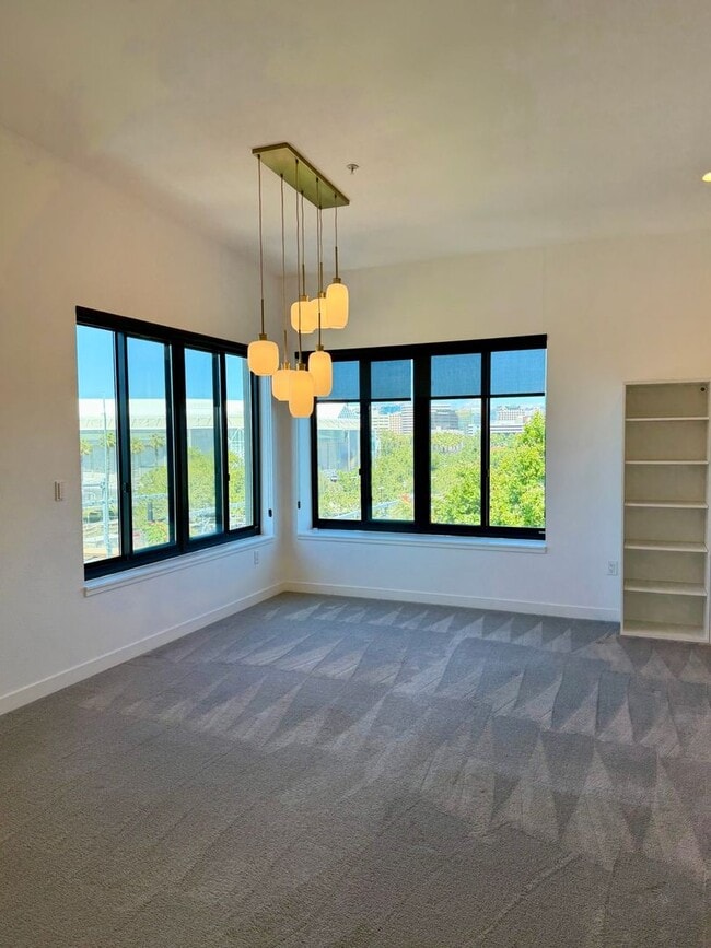 Building Photo - Corner Unit With Views