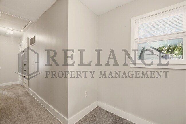 Building Photo - 703 S Grove Dr