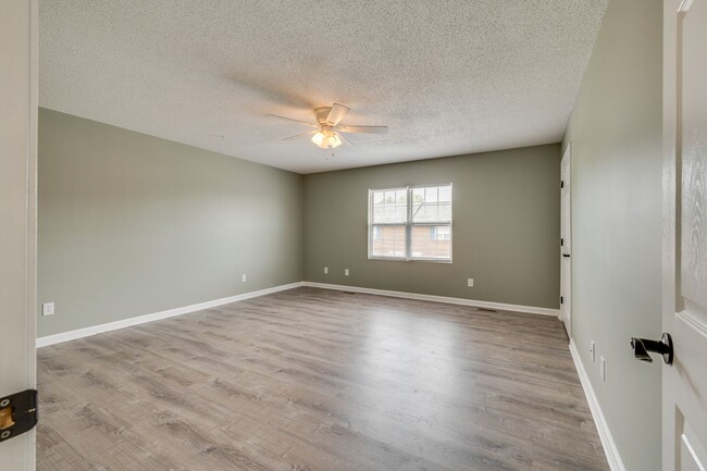 Building Photo - 2 br/ 1.5 bath condo Johnson City