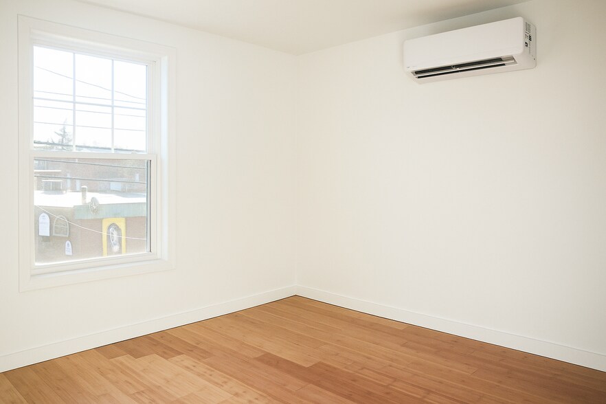 Building Photo - 548 Main St