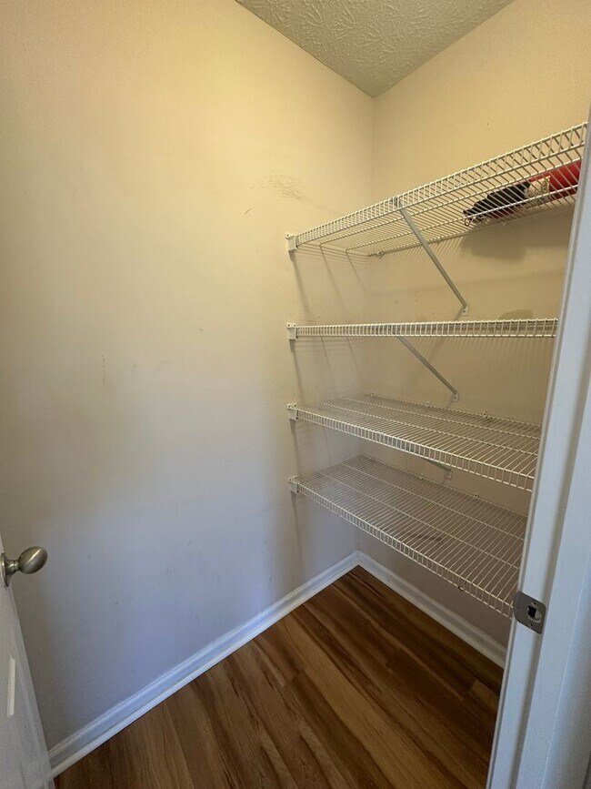 Building Photo - 3-bedroom, 3.5-bathroom nestled in Wyndhurst VA.