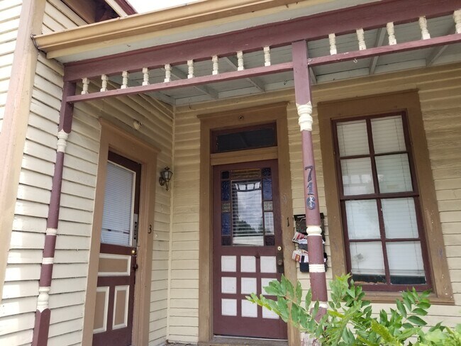 Building Photo - 716 N Main St