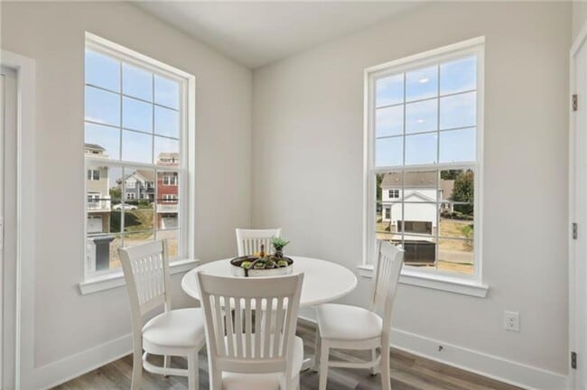 Building Photo - Luxury End-Unit Townhome with 4 Bedrooms & 2-Car Garage