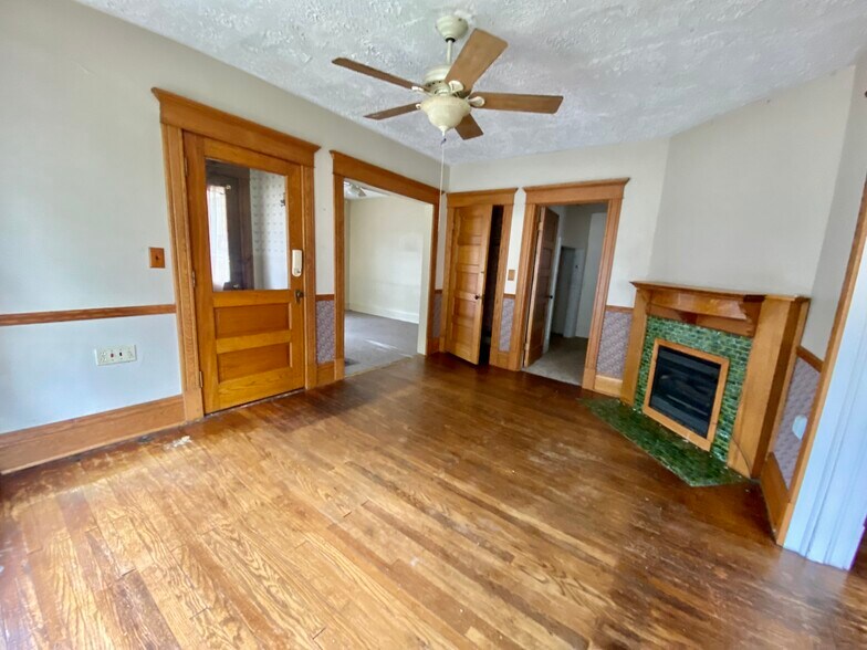 Building Photo - 1063 W 8th St