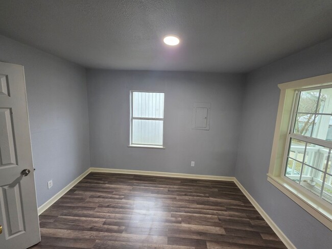 Building Photo - Recently remodeled 2-bedroom home close to...