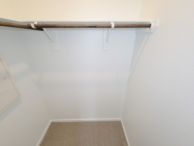 Building Photo - Single-story layout features a bright, open concept living area, dining space, and kitchen. Pebbl...