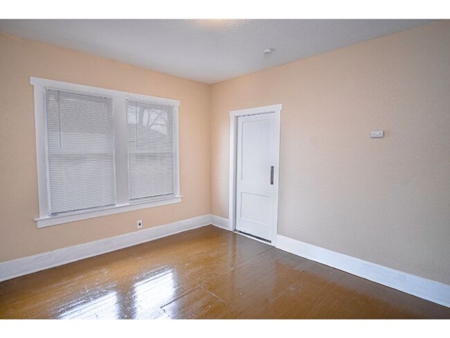 Building Photo - Nice 3 BR Rental Near Downtown