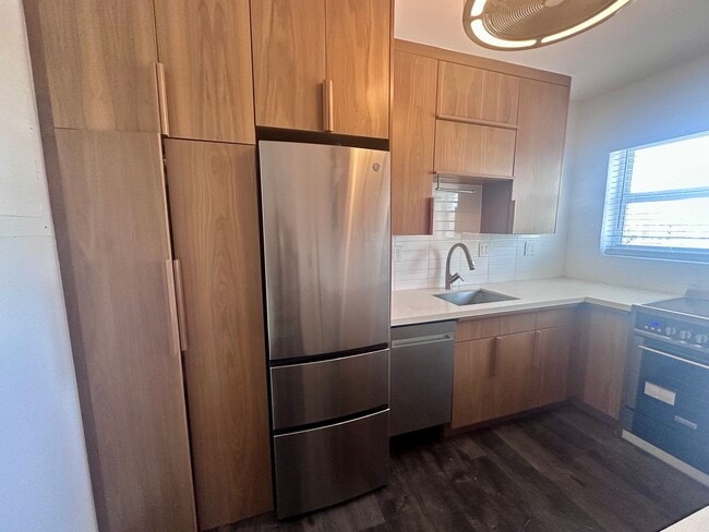 Building Photo - Large Updated 2BR/2BA Bath Condo - Steps from Fort Lauderdale Beach!