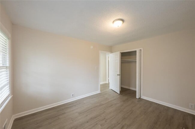 Building Photo - 2058 River Rd