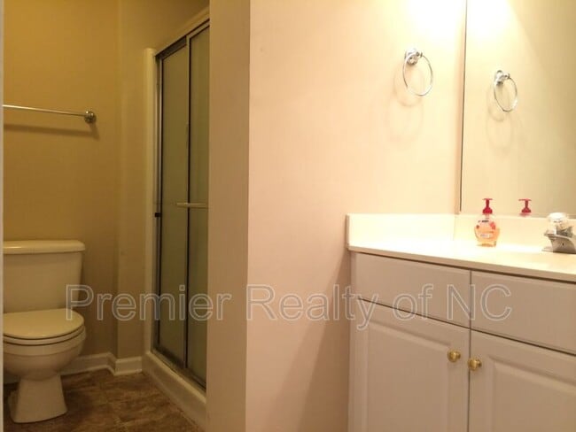 Building Photo - 126 River Oaks Ct