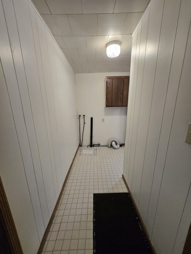 Building Photo - 301 Leonard Ave