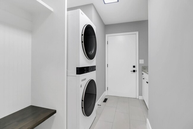 Building Photo - Immaculate, fully furnished property with lake views. Available for 6 to 12 month lease