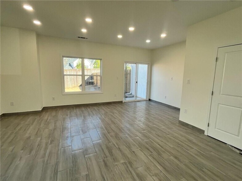 Building Photo - 4500 Kings Lake Dr