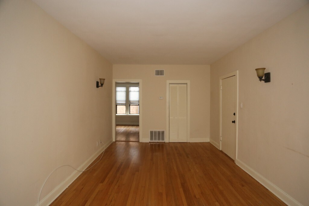 Building Photo - 4045 N Ashland Ave