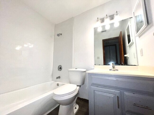Building Photo - MOVE IN NOW! 4x3 Screened in pool home!!! ...