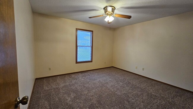 Building Photo - Super Clean Duplex Available Now!