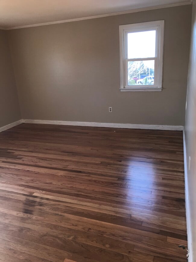 Building Photo - 102 Elaine Rd