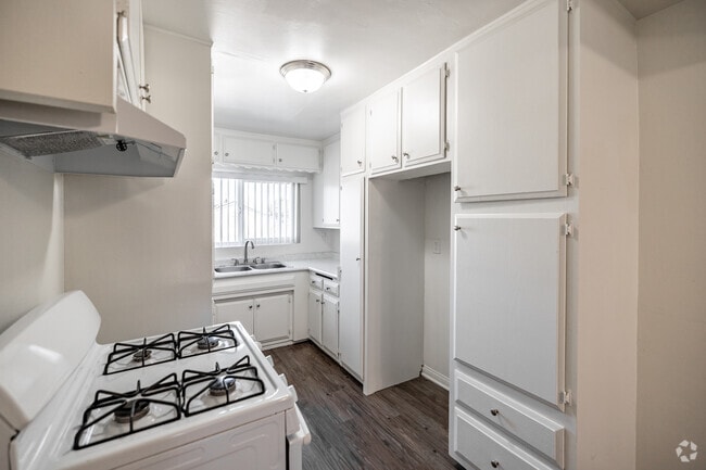 3BR, 2BA - 1,100SF - Kitchen - Somerset plaza