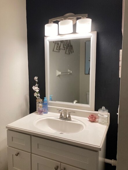 Building Photo - 313 Dirksen Dr