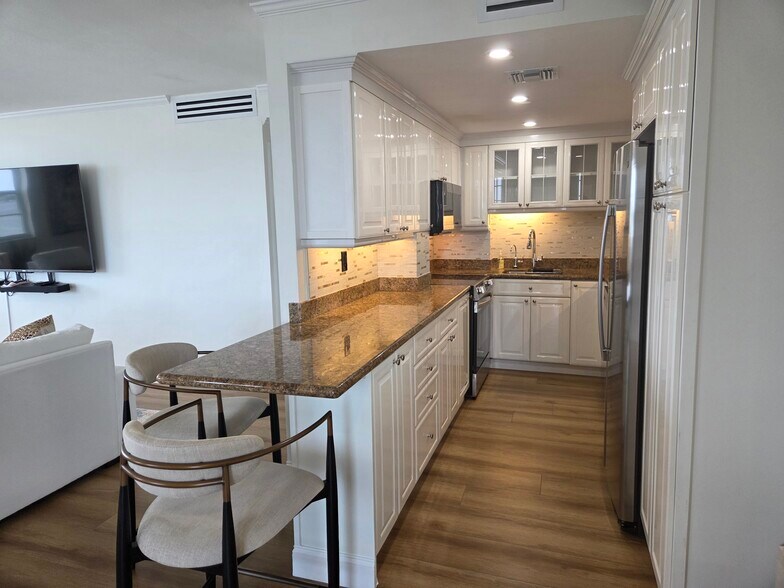 kitchen - 2800 N Flagler Dr