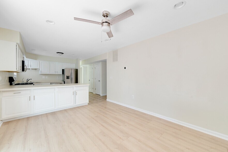 Building Photo - 6119 Oaklawn Ln