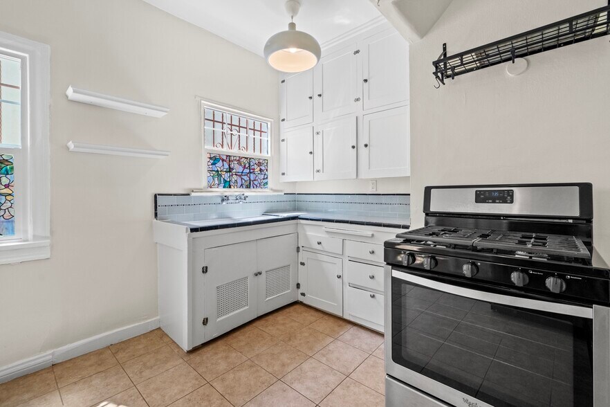 Building Photo - 429 N Gardner St