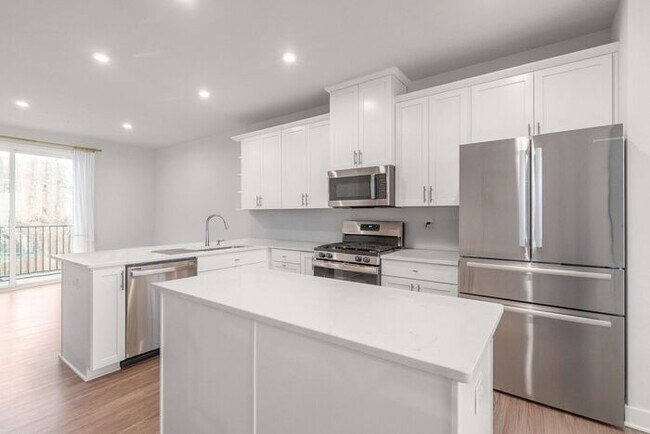 Building Photo - Stunning 3-Bedroom Townhouse in the Heart of South End!