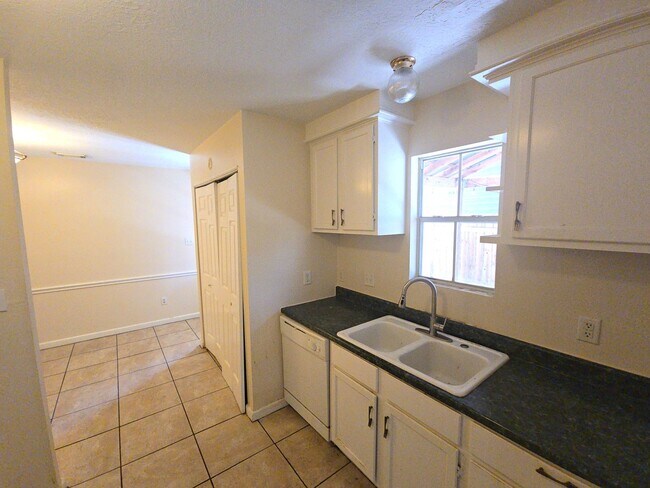 Building Photo - 409 Commerce St