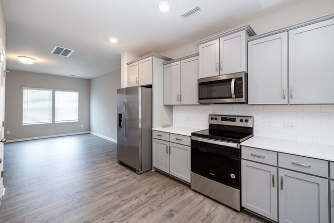 Building Photo - BEAUTIFUL 3BD/2.5BTH Townhome - MALLARD CREEK - AVAILABLE MAY/JUNE 2026