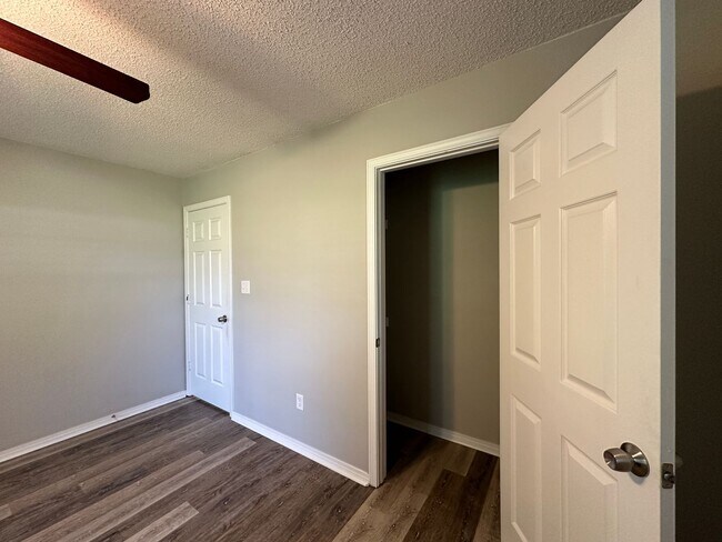 Building Photo - Cozy Elegance: Beautiful 2 Bed, 2.5 Bath H...