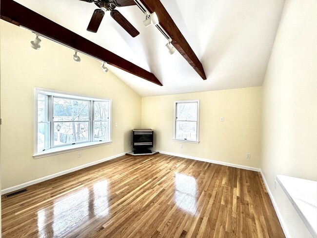 Building Photo - 98 Safford St