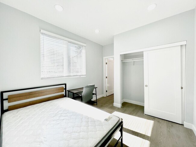 Building Photo - 2641 S Budlong Ave