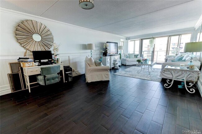 Building Photo - 170 W Broadway