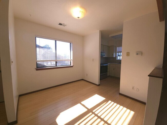 Building Photo - 2 bed 2 bath condo located in the Chateau Village West subdivision